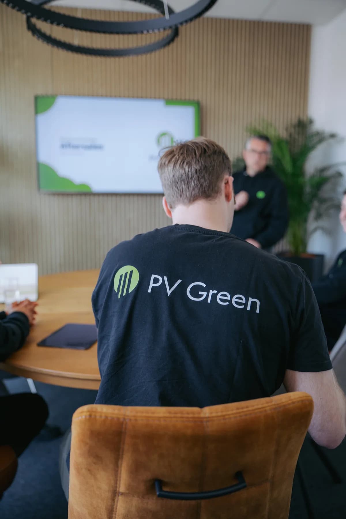 Workshop-Teilnehmer im PV-Green-Shirt von hinten