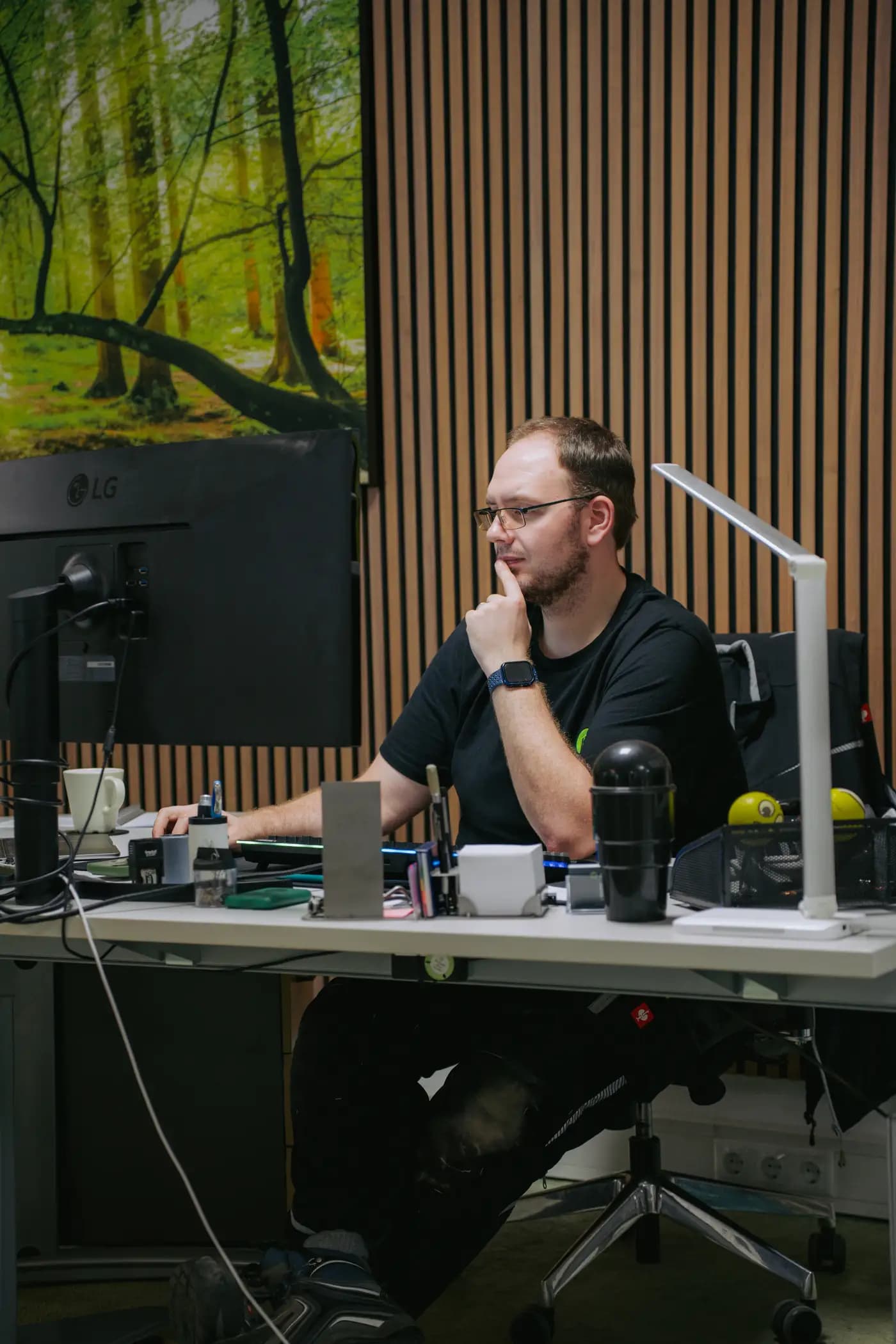 Mitarbeiter am Schreibtisch bei der Projektbearbeitung im CRM