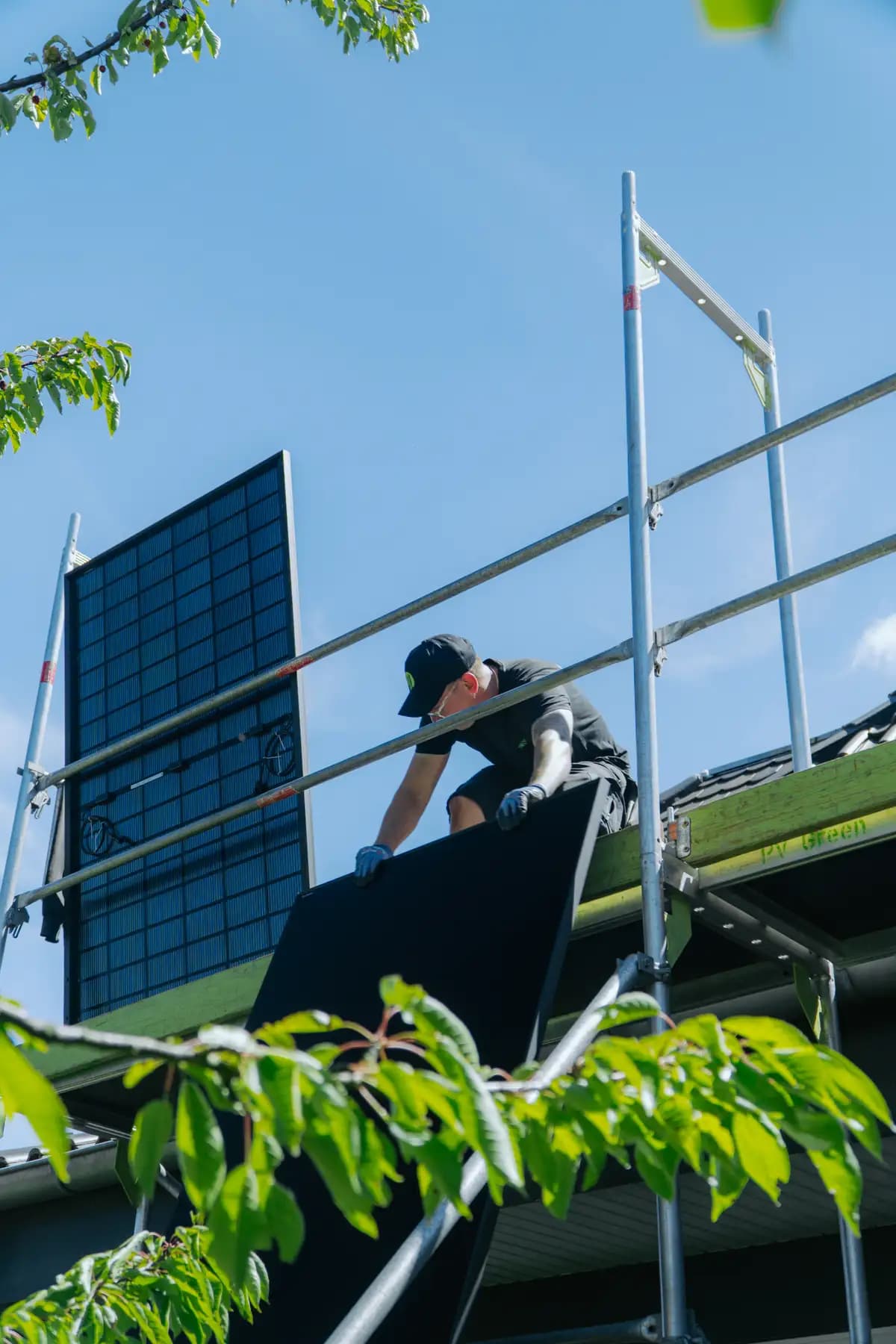 Solarmodul wird am Gerüst zur Baustelle getragen