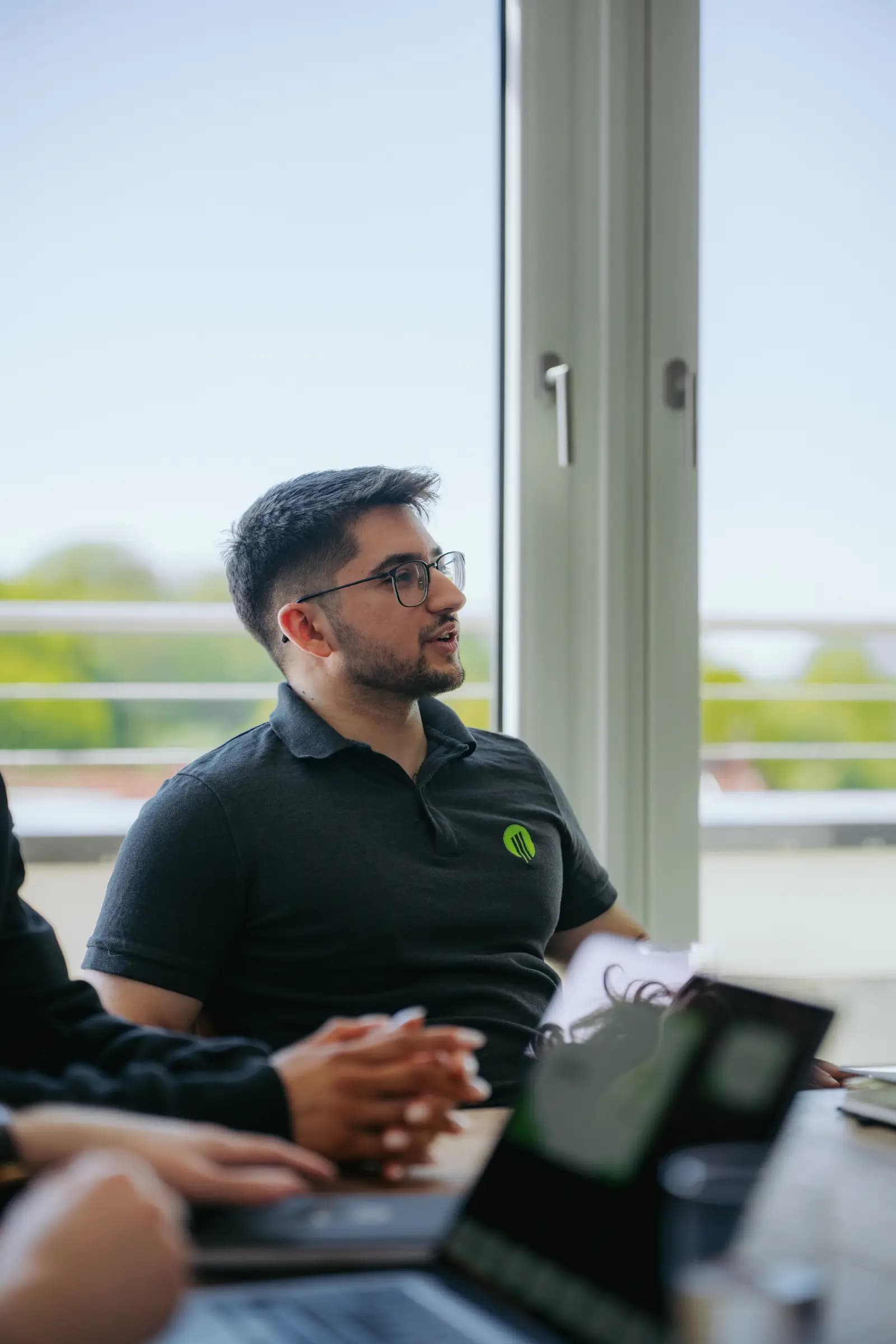 Teilnehmer eines Partner-Workshops im Gespräch