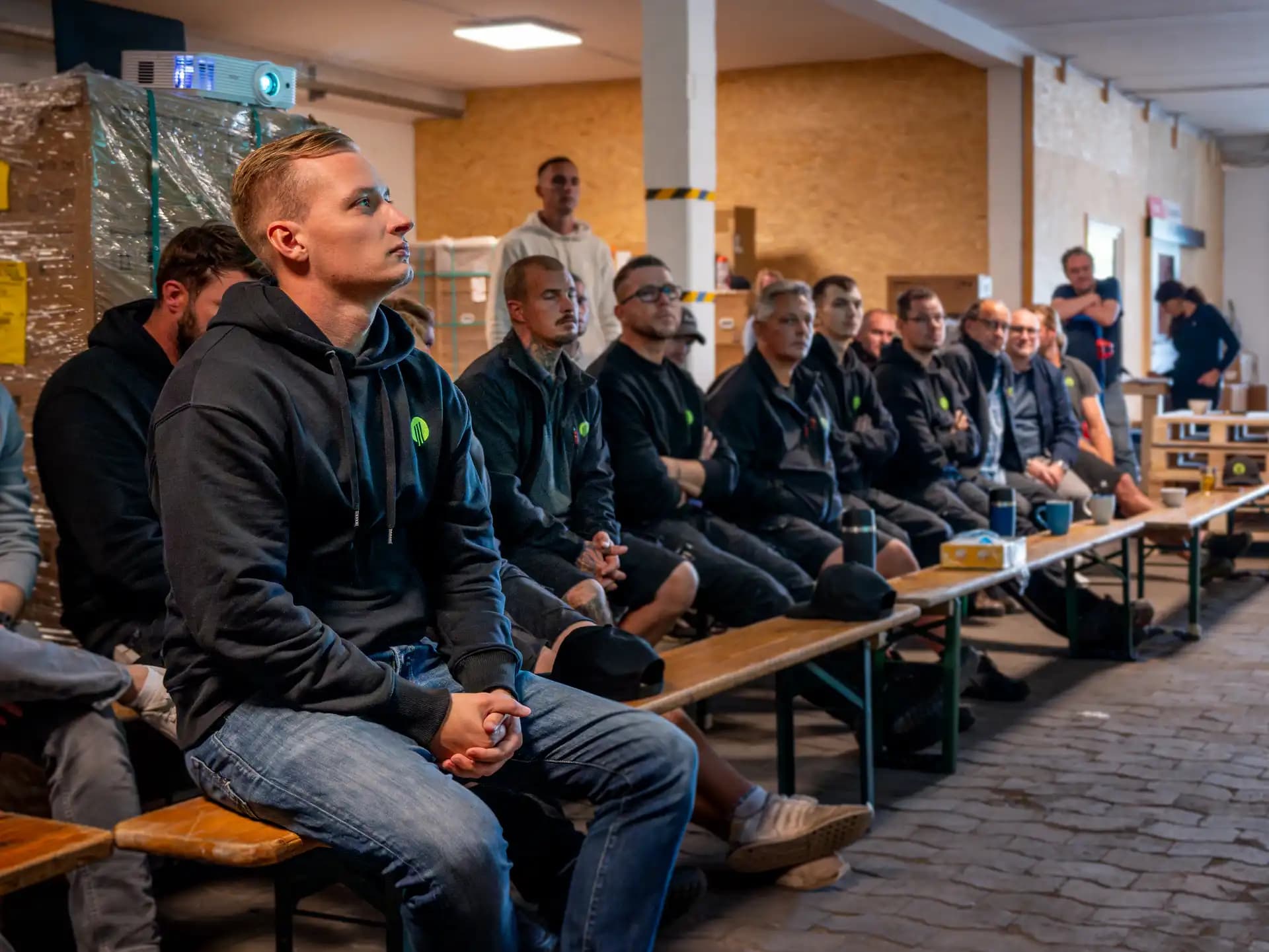 Team-Versammlung aller Standorte in der Halle der Zentrale
