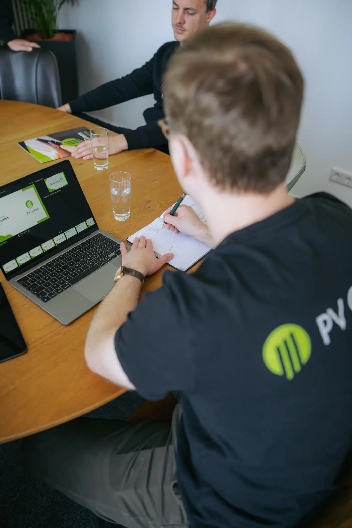 Workshop-Runde mit Laptops in der Zentrale