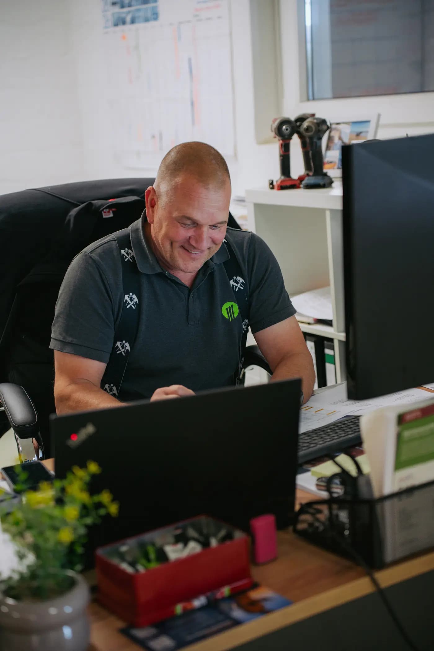 Mitarbeiter arbeitet in der Zentrale an zwei Monitoren im System