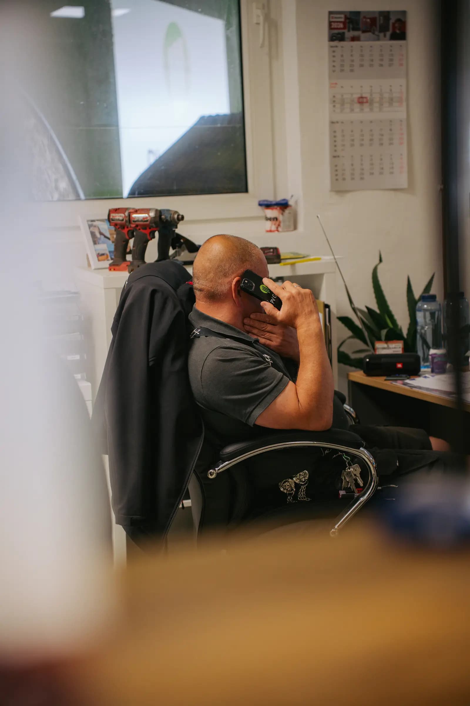 Vertriebsmitarbeiter im Kundengespräch am Telefon