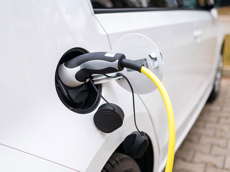 Ein E-Auto läd an einer Wallbox