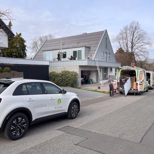 PV Green Mitarbeiter arbeiten an einem Haus