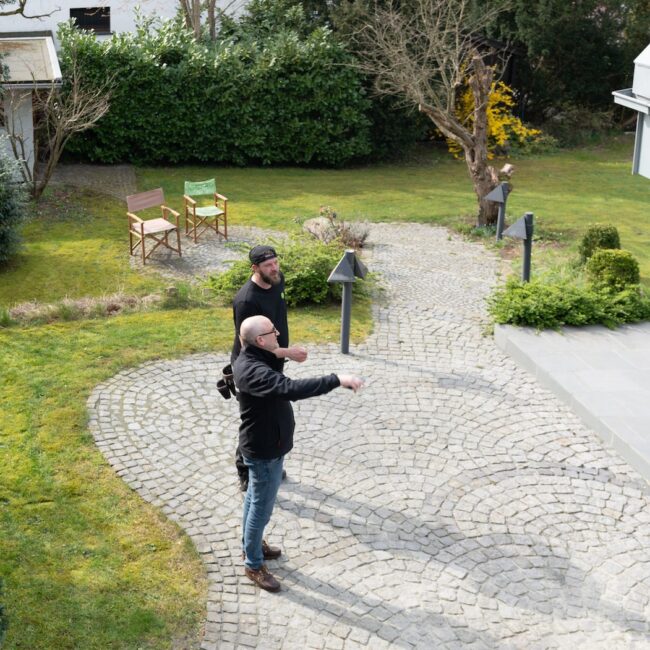 PV Green Mitarbeiter bespricht das Projekt vorort mit der Bauleitung