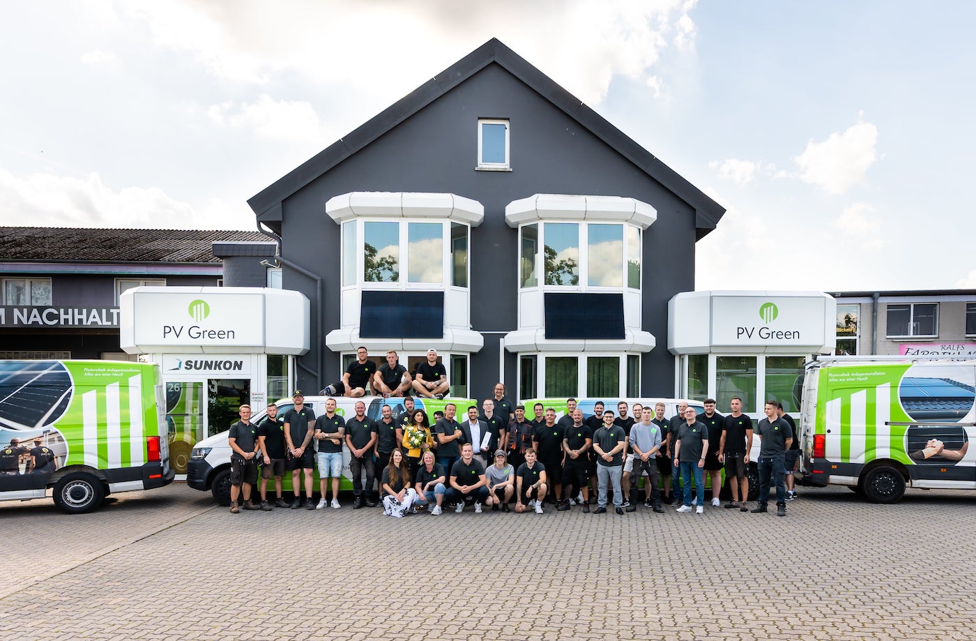 Das PV Green Team vor der Zentrale