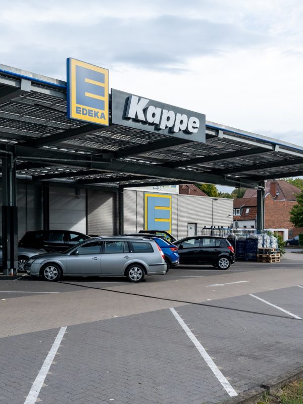 Edeka Kappe Wunstorf mit Solarparkplatzüberdachung